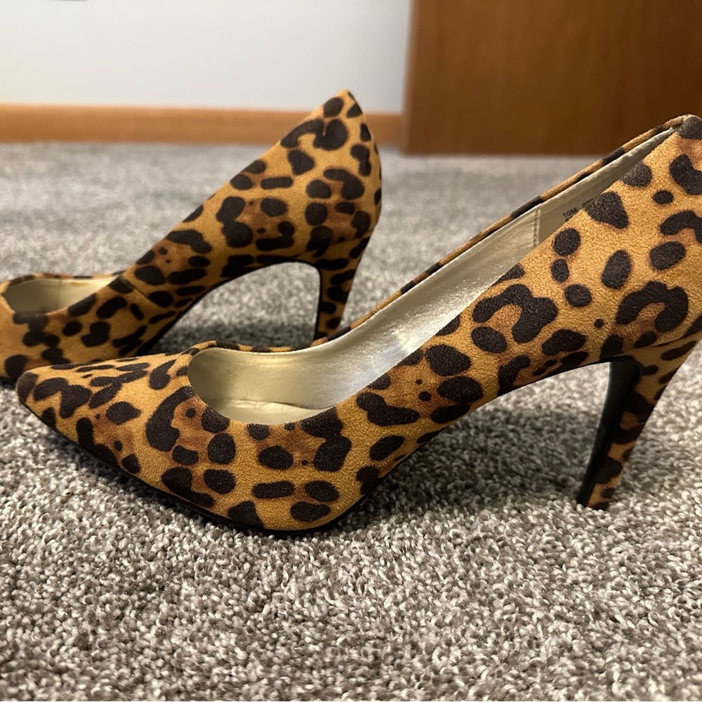 Leopard Pointy Heels. Size 10.